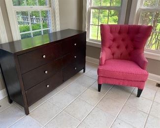 Bedroom dresser/great chair 