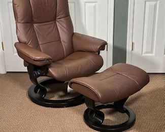 J.E. EKORNES AS RECLINER | JE Ekornes AS Norway Stressless Consul Chair with ottoman, reclining chair with chocolate leather upholstery on a black frame, chair and foot rest with circular bases; chair h. 39-1/4 x 29-1/2 x 28 in., ottoman h. 15-1/4 x 21-1/4 x 15-1/4 in.