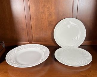 (3pc) LARGE PLATTERS | A very large ceramic circular platter with fruit motif by Ipatrizi, made in Italy (dia. 16-1/4 in.) and a pair of circular radial design platters by Ernest Sohn Creations (dia. 14 in.)