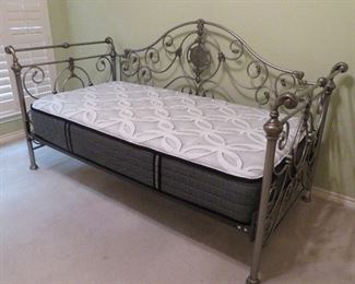 Hillsdale daybed with mattress