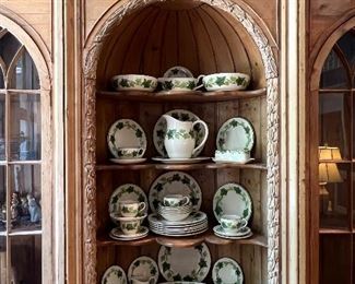 Beautiful large service of Franciscan china and the Ivy pattern