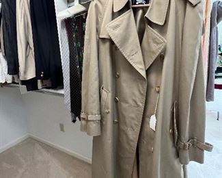 MEN'S CLOTHING - This coat is size 44