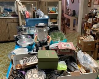 Blender, baking dishes, kitchenware