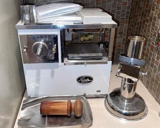 Norwalk Professional Grade Juicer complete with all accessories 