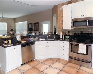 Kitchen Cabinets and Appliances (photo1)
