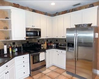 Kitchen Cabinets and Appliances (photo2)

