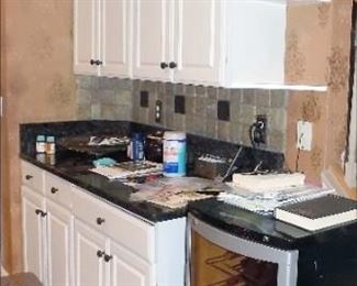 Kitchen Cabinets and Appliances (photo3)
