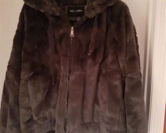 Ladies fur coat. Grey, size large. (Bellivera)