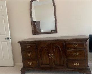 8 drawer chest of drawers (matches dresser)