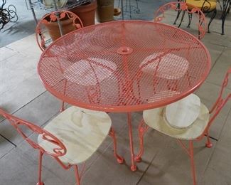 Woodard Rose pattern table and 4 chairs, beautiful coral.