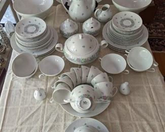 58-piece set of Rosenthal Studio Line "Romanze Garland" (Germany).                                                                
Elegant and playful pattern designed by famous Danish painter Bjorn Wiinblad in collaboration
with Rosenthal's artist line, Studio-Linie.  Garland is a rarely seen pattern issued 1961-1992.