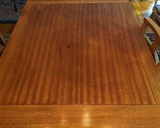 Love the ribbon patterning in the wood of the dining table.