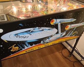 Star Trek Pinball Machine (1991) Manufactured By Data East. In BEAUTIFUL, working condition!