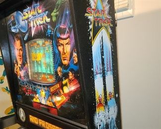 Star Trek Pinball Machine (1991) Manufactured By Data East. In BEAUTIFUL, working condition!