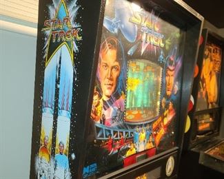 Star Trek Pinball Machine (1991) Manufactured By Data East. In BEAUTIFUL, working condition!