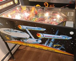 Star Trek Pinball Machine (1991) Manufactured By Data East. In BEAUTIFUL, working condition!