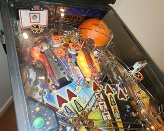 Space Jam Pinball Machine (1996) Manufactured By Sega Pinball, Inc. In BEAUTIFUL, working condition!