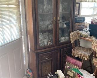 Display cabinet (items inside NOT for sale)