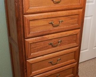 Bedroom set chest of drawers