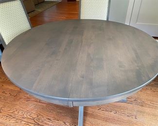 Round pedestal dining table & 6 chairs  