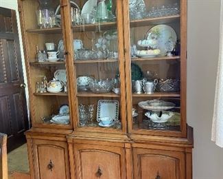 Beautiful Triune by Drexel breakfront china cabinet