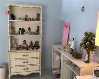 Matching furniture & vintage dolls