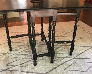 Antique gate leg / drop leaf table