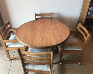 Great table and chairs in very good condition.