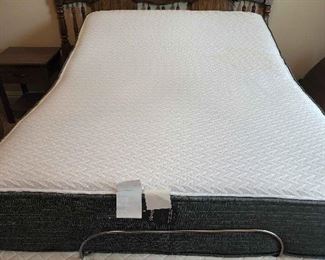 Beauty Rest Hybrid Mattress in Box Spring Queen with Headboard
