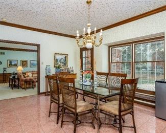 TABLE AND CHAIRS GLASS TOP WITH METAL BASE CHAIRS ARE METAL AND WOOD TRIM