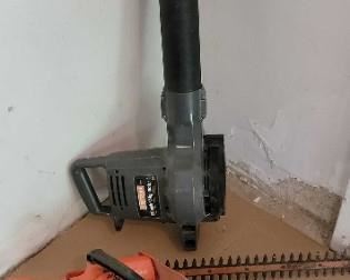 004 Hedge Trimmers and Leaf Blower
