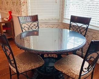 ROUND DINING TABLE WITH 4 CHAIRS IN LIKE NEW CONDITION