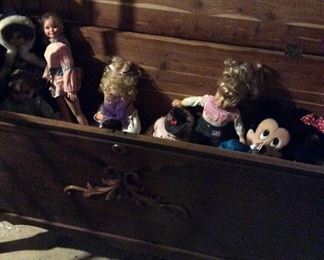 Many vintage dolls
