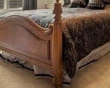WATERFORD LINENS High Quality Reversible Queen Size Comforter & Bed Skirt - Great Condition!