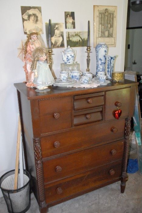 Excellent circa 1920s Cherry Bedroom set includes four-poster bed, chest of drawers, bureau and side table.