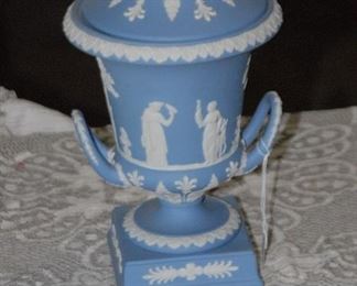 Wedgwood urn with lid, circa 1940s