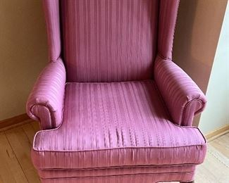 King Hickory Upholstered Chair in overall good condition with light wear. Measures 30" arm to arm and overall height of 43" 