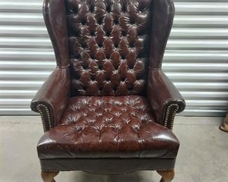 Leather chair flawless chair other then the 
 small scratches on the leg 
Length 30in
Width 27in
Height 42 in
$65