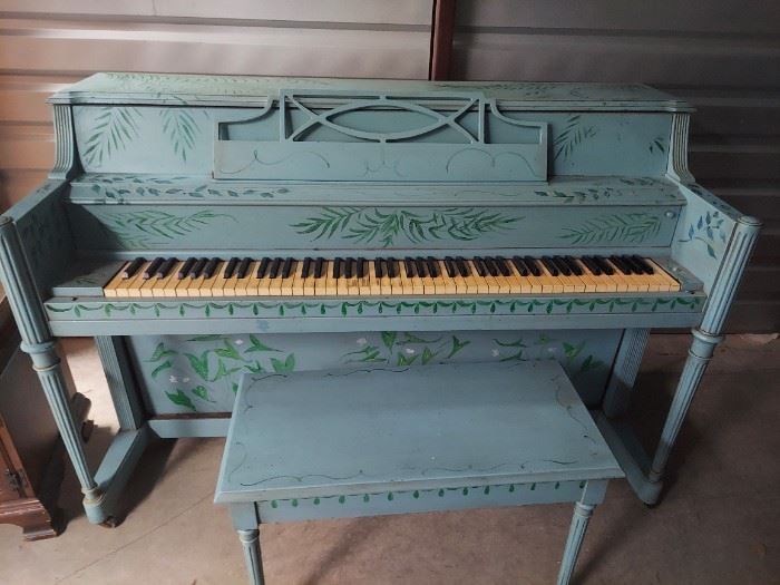 Story and clark hand painted piano 
Length 58in width 25in height 38.5in
$350