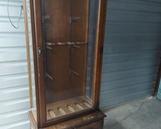 Vinatge gun case/ curio cabinet 
Great small cabinet  can either be a gun cabinet or shelf comes with 3 glass shelf or the gun holder.  Great project piece. There is a light built in the top  and a small paint mark on the side 
Length 25.5in
Width 12.5 in
Height 75in
$100