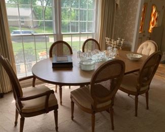 Thomasville Dining Room Table with 6 Chairs