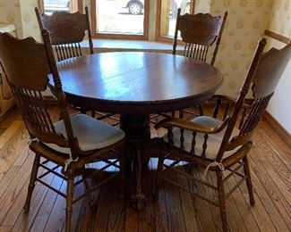Vintage Oak Pedestal Table w 4 Pressed Back Chairs