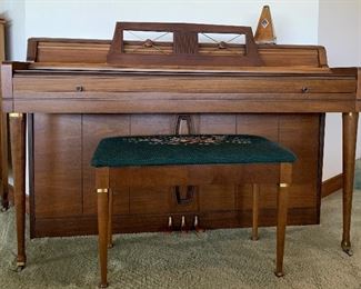 Wurlitzer Piano w Bench Walnut