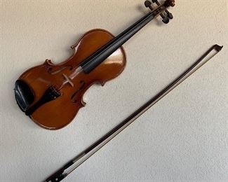 Violin w Bow E. R. Pfretzschner Hand Made Copy of Antonius Stradivarius W. Germany