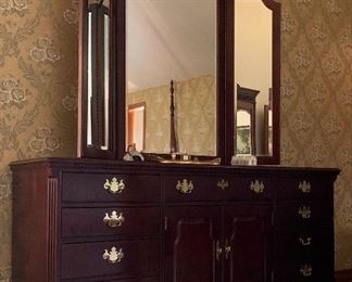 Thomasville King Bedroom : Dresser w 3-Section Mirror, 4 Poster Bed, 1 Nightstand 