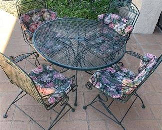 Metal Round Patio Table w 4 Rocker Chairs