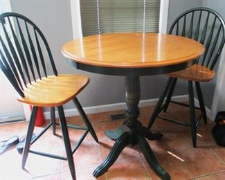 Like new Center Pedestal contemporary table and spindle back chairs