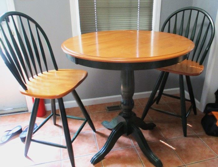 Like new Center Pedestal contemporary table and spindle back chairs
