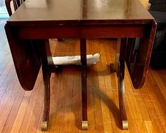Duncan Phyfe style dining table - drop leaf with 3 leafs. Comes with 4 chairs. 