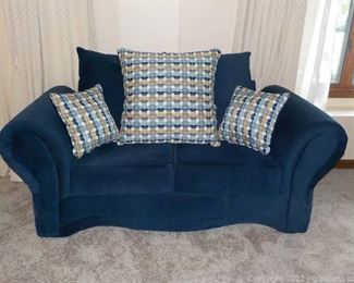 Navy Velour Love Seat with Rolled Arms Comes with 5 Pillows